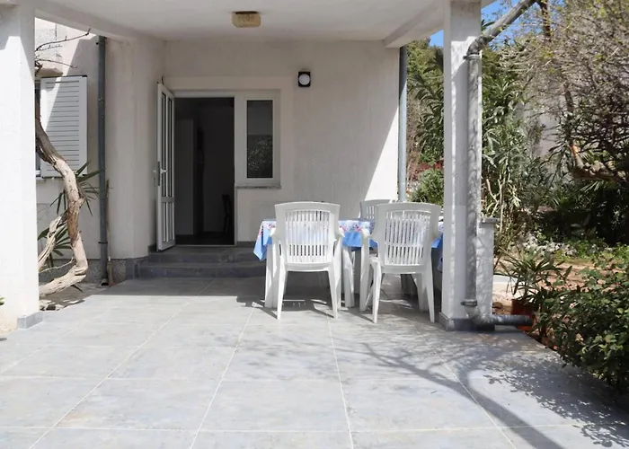Cozy Iva With Private Garden Daire Krk Town