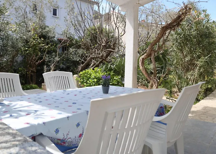 Cozy Iva With Private Garden Krk Town