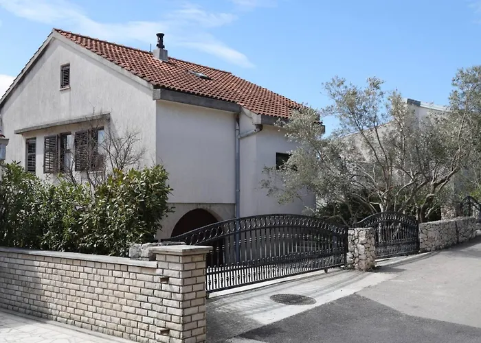 Cozy Iva With Private Garden Daire Krk Town
