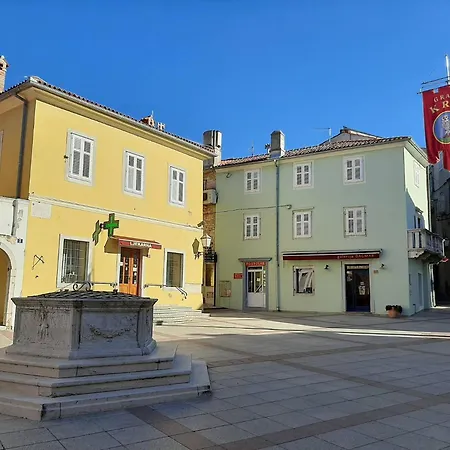 Cozy Iva With Private Garden דירה