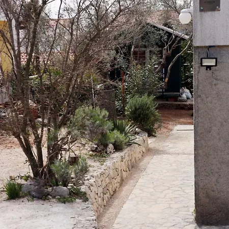 Cozy Iva With Private Garden דירה *