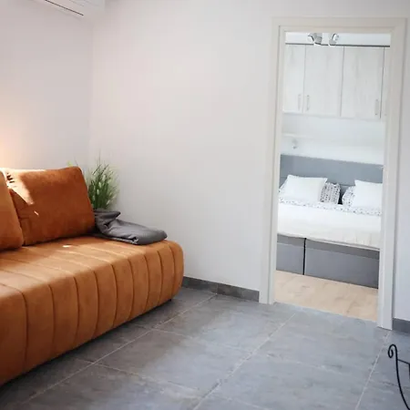 Cozy Iva With Private Garden דירה *
