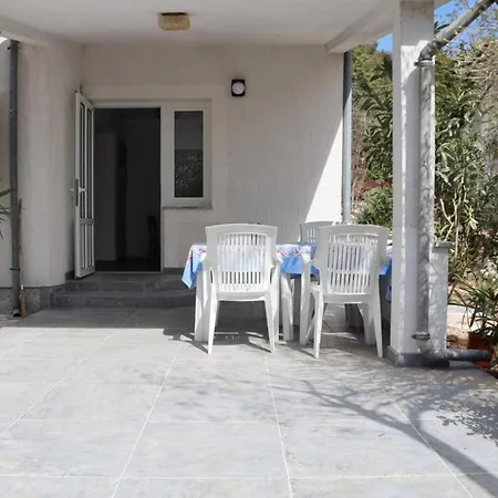 Cozy Iva With Private Garden דירה קרק